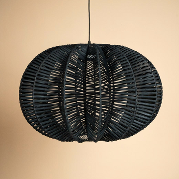 Colgante de ratán negro sobre fondo beige