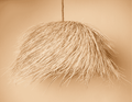 Lámpara colgante de fibra de palma sobre fondo beige