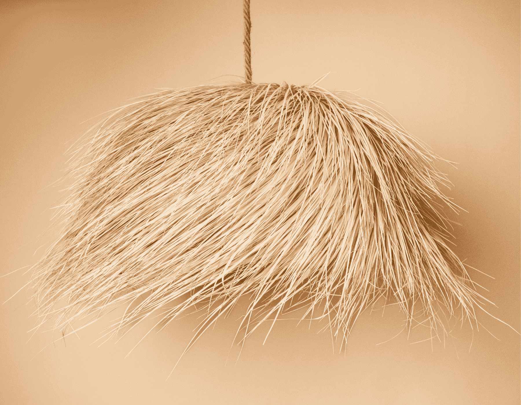 Lámpara colgante de fibra de palma sobre fondo beige